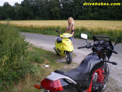Blonde_girl_motorcycle_cranking_06l