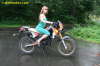Enduro_kickstart_revving_girl_03l