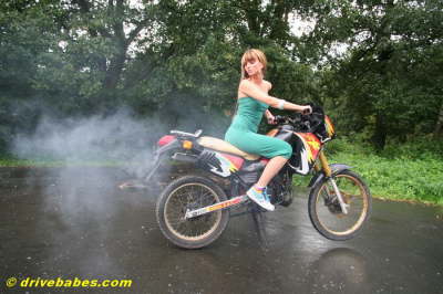 Enduro_kickstart_revving_girl_09l