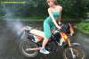 Enduro_kickstart_revving_girl_10l