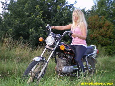 Girl_Suzuki_motorcycles_kickstarting_05L
