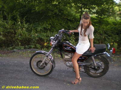 Kickstarting_Suzuki_lady_04l