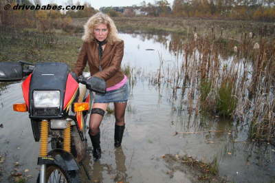 Lady_pantyhose_starting_motorbike_04l
