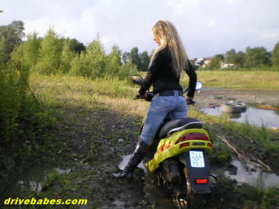 Sandy_scooter_stuck_action_02l