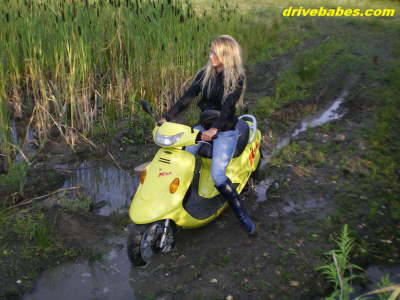 Sandy_scooter_stuck_action_03l